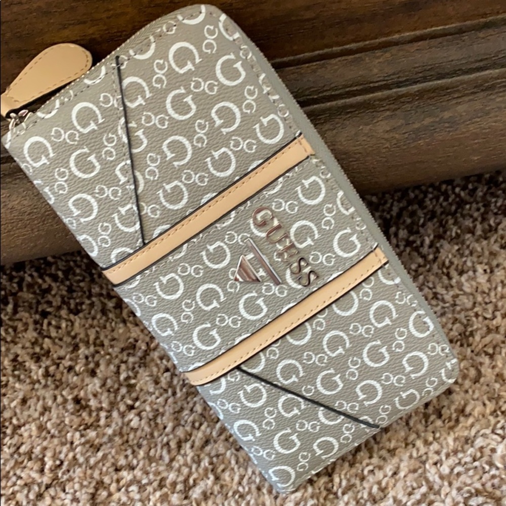 NWT Guess Zip around wallet